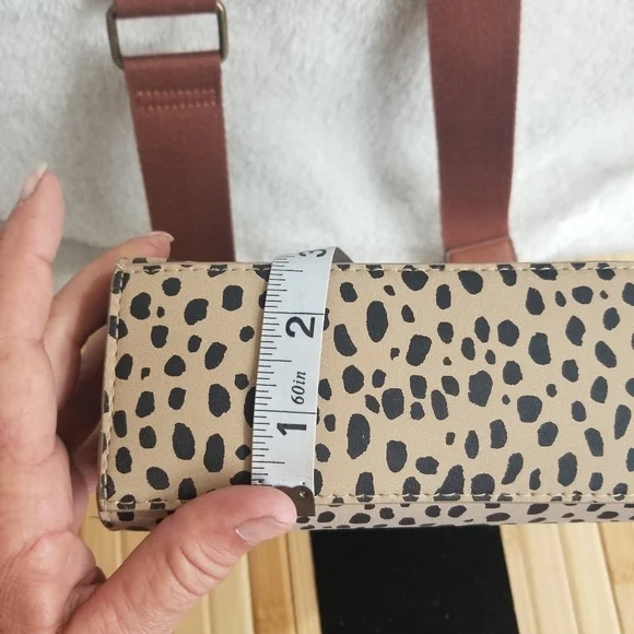 Universal Thread Cheata crossbody - Picture 5 of 8